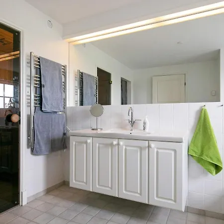 Three-bedroom Holiday In 7 *